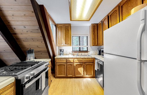 Tahoe Paradise House | Quiet A-frame cabin near town with forest views & high-speed WiFi - dog-friendly