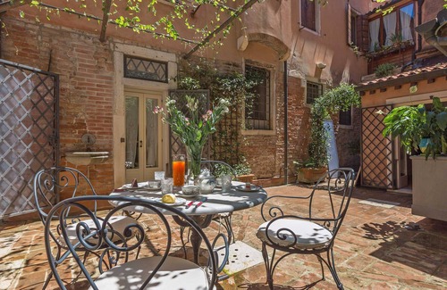 Dorsoduro Ski Chalet | Quiet and Classy Venetian Home with Private Courtyard