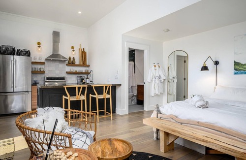 Vernon House | Quiet and Convenient Private Guest House with Private Hot Tub