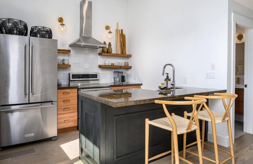 Vernon House | Quiet and Convenient Private Guest House with Private Hot Tub