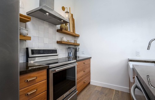 Vernon House | Quiet and Convenient Private Guest House with Private Hot Tub