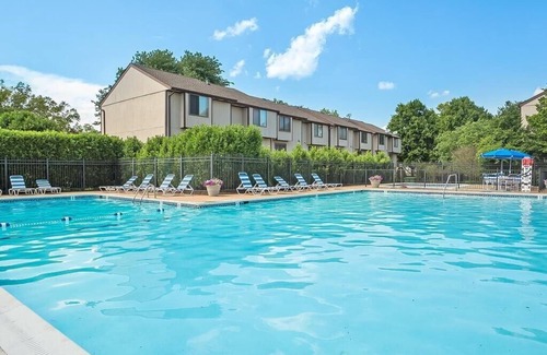 McLean Condo | Quiet and Cozy | 2BR in Tysons | Parking + Metro