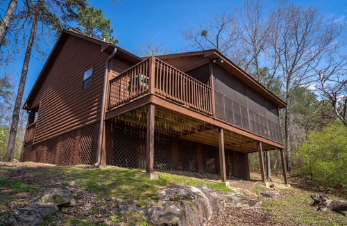 Gadsden Cabin | Quiet and cozy cabin minutes away from Noccalula Falls Park and all the trails.