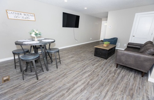 Barboursville House | Quiet and cozy new townhome minutes from the mall exit.