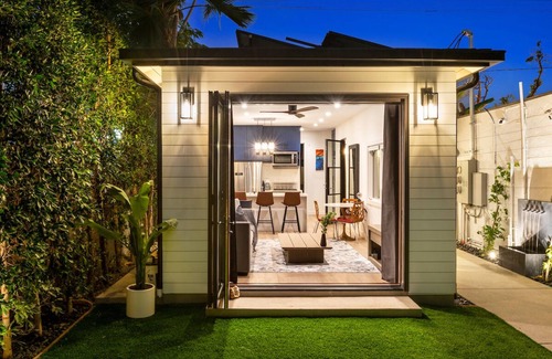 Carlson Park House | Quiet and Elegant Retreat for 4 Travelers