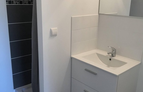 Lamagistere Apartment | Quiet and independent furnished apartment in park green screen