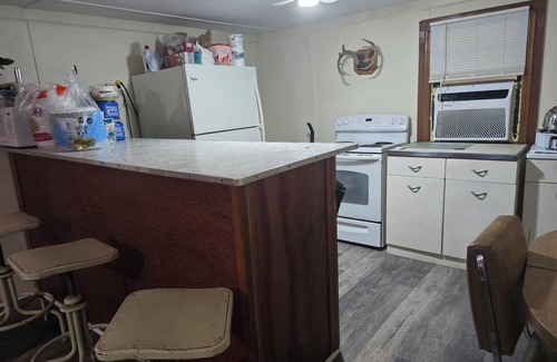 Tignall Cabin | Quiet and secluded rustic/vintage cabin near Clarks Hill Lake and Lake Russell
