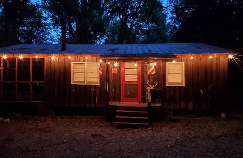 Tignall Cabin | Quiet and secluded rustic/vintage cabin near Clarks Hill Lake and Lake Russell