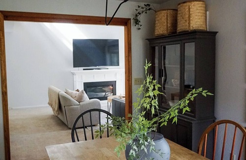 Quincy House | Quiet and spacious 5-bedroom house in Pleasant Quincy with WiFi