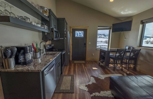 Crested Butte Apartment | Quiet Apartment l 5 min to downtown CB l Breathtaking Views