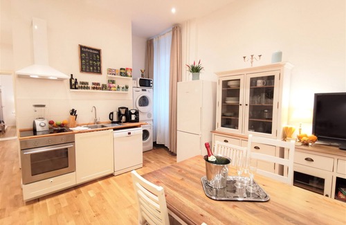 Charlottenburg Apartment | Quiet apartment near to Schloss Charlottenburg, Boxspring Beds, 2 BR with Extras