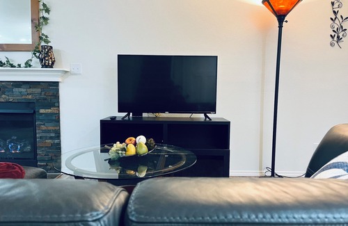 Retsil House | Quiet & backed by trees, centrally located home close to downtown and ferries.