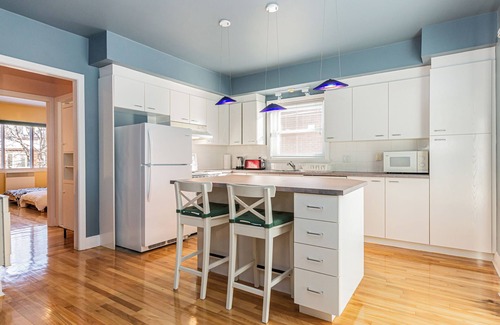 Cote-Saint-Paul House | Quiet Bright 2 Bdrm Upper Suite Only 10 Mins D/T From Station Jolicoeur