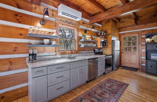 Boone Cabin | Quiet Cabin on 4 Dog Friendly Acres