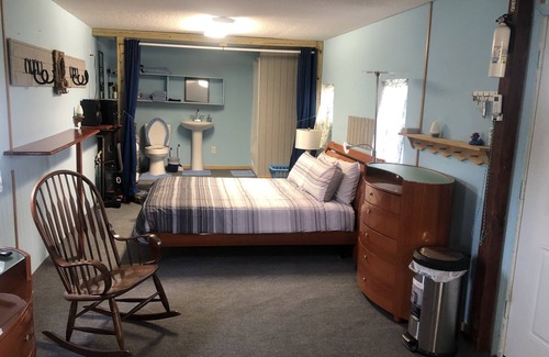 Elberta Cottage | Quiet Cabin with Owa theme park, shopping, dining and the beach minutes away.