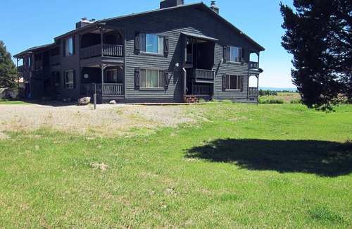 Horse Butte Condo | Quiet - Comfortable - Clean - Accommodation for 4 - Only minutes from YNP
