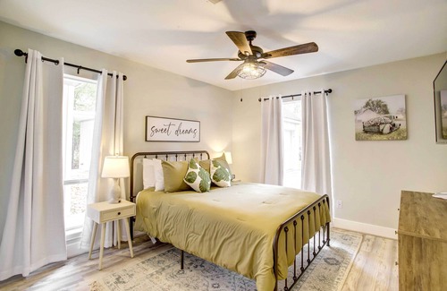 Panorama Village House | Quiet Conroe Getaway w/ Patio, Golf Views!