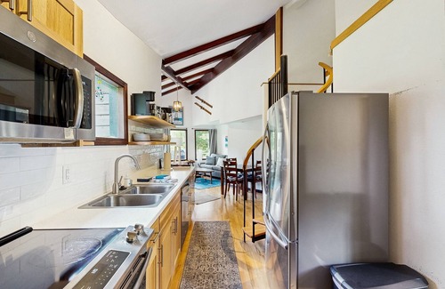 Girdwood House | Quiet & contemporary cabin with spacious deck & mountain views - dogs welcome