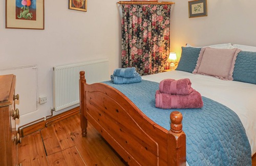 Templecombe Cottage | QUIET CORNER COTTAGE, family friendly, with open fire in Henstridge