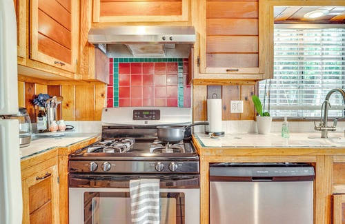 Venice Cottage | Quiet Cottage < 1 Mi to Venice Beach & Boardwalk!
