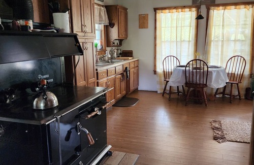 McArthur House | Quiet Country Retreat w/Horses, stocked pond & Spa Srv – Near Hocking Hillsn