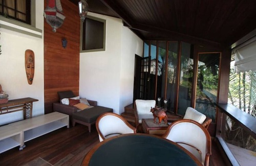 Piratininga House | Quiet, cozy, airy house, a stone's throw from the beach.