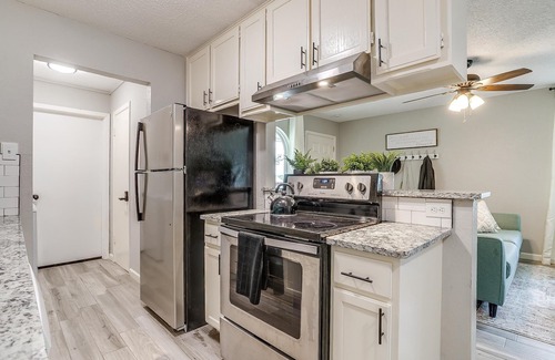 Westworth Village House | Quiet & Cozy Retreat - Ideal for Long Term Stays