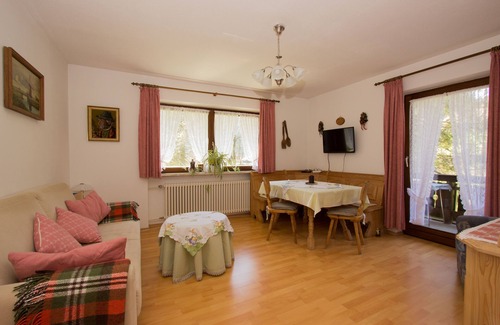 Weissbach an der Alpenstrasse Apartment | Quiet, centrally located apartment with sunny balcony