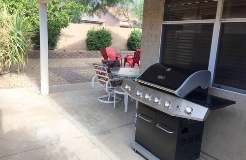 Desert View Village House | Quiet desert getaway, ping-pong, BBQ, citrus