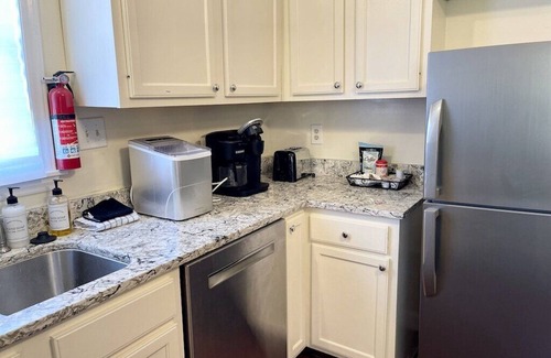 Havelock House | Quiet & Downtown Smart TVs in all bedrooms, minutes from base.