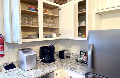 Havelock House | Quiet & Downtown Smart TVs in all bedrooms, minutes from base.