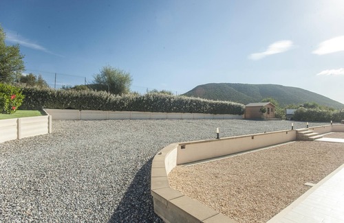 Sant'Anna Arresi Apartment | Quiet Flat “Appartamento 1” with Mountain View, Terrace, Garden & A/C