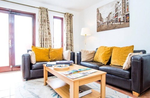 The Liberties House | Quiet gated Family Townhouse within walking distance of all attractions