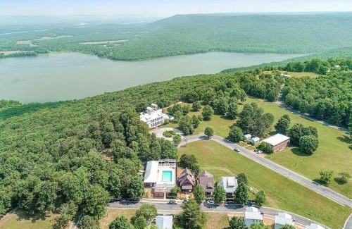Pisgah House | Quiet Getaway at Wayward Cottage