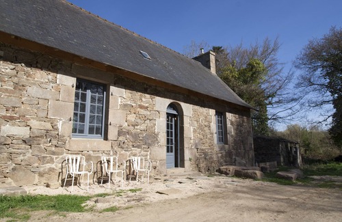 Pleumeur-Bodou Cottage | Quiet gîte in the park of a castle