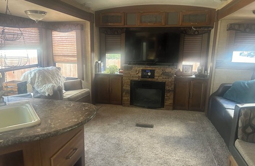 Delta House | Quiet Glamper on the Lake – Extended Stays Welcome