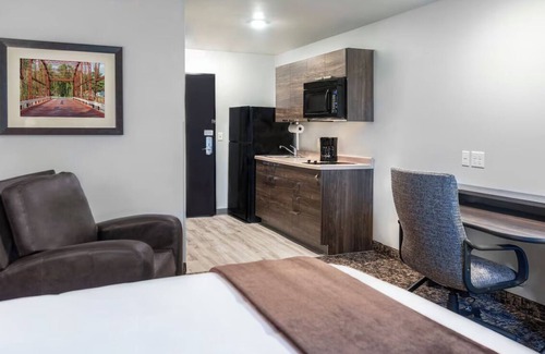 Mitchell Hotel | Quiet Haven with Modern Design Near Lake Mitchell and Dakota Discovery Museum