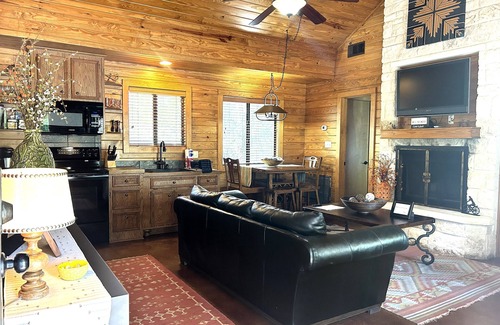 Canyon Lake House | Quiet Hill-Country Get-A-Away For Families/Small Groups. Winter Texans Welcome!