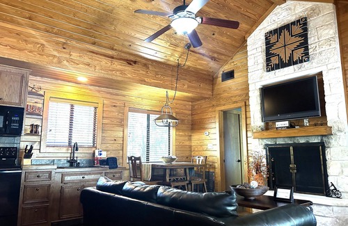 Canyon Lake House | Quiet Hill-Country Get-A-Away For Families/Small Groups. Winter Texans Welcome!