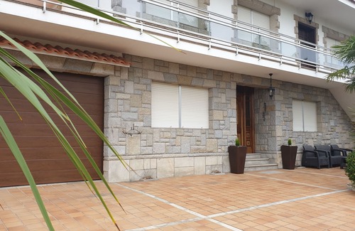 Boiro House | Quiet holiday home for up to 10 people, with garden, near the beach