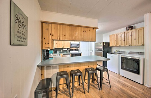 Hawkins House | Quiet Home on Lake Hawkins w/Kayaks + Dock!