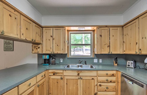 Hawkins House | Quiet Home on Lake Hawkins w/Kayaks + Dock!