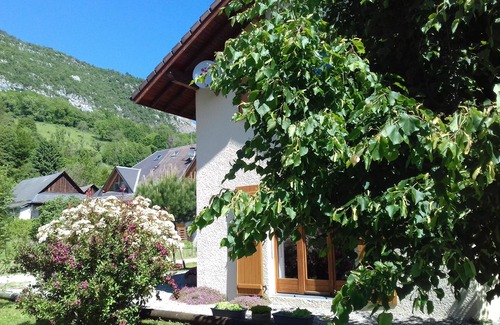 Chaparon House | Quiet house 5 minutes from Lake Annecy! Large garden with badminton court.