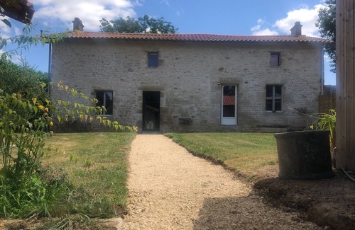 Exoudun Villa | Quiet house with swimming pool, 1 hour from La Rochelle, Futuroscope, Puy du Fou