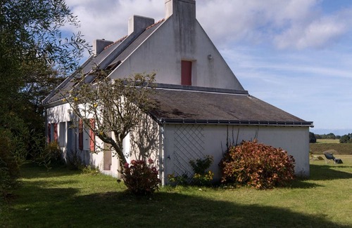 Locmaria House | Quiet house near the beach, pets allowed, no wifi or TV