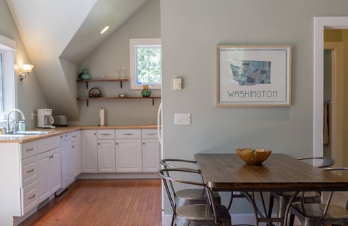 Rollingbay Cottage | Quiet island retreat - 1/4 mile from Fay Bainbridge Park