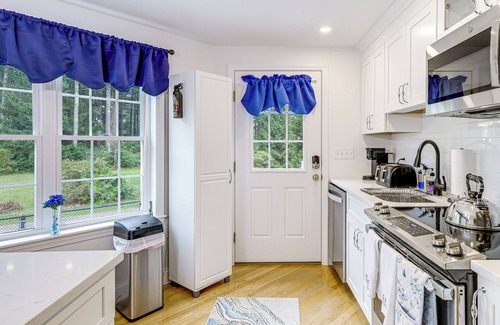 Kingston Apartment | Quiet Kingston Getaway - 3 Mi to Beaches!