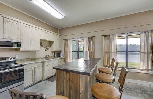 Gladewater House | Quiet Lake Gladewater Getaway w/Dock & Kayaks!