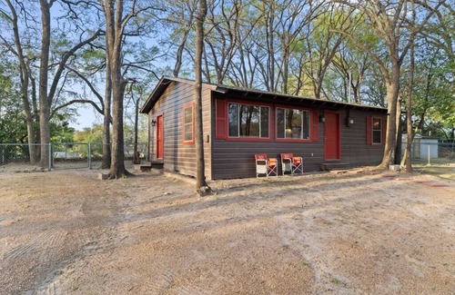 Gun Barrel City Cottage | Quiet Lake View Cabin*Get away and relax!