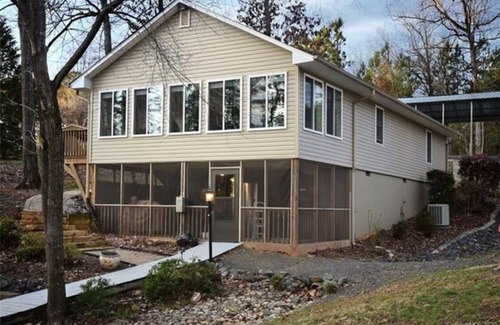 Mount Gilead House | Quiet Lakefront retreat minutes from full service marina and restaurant